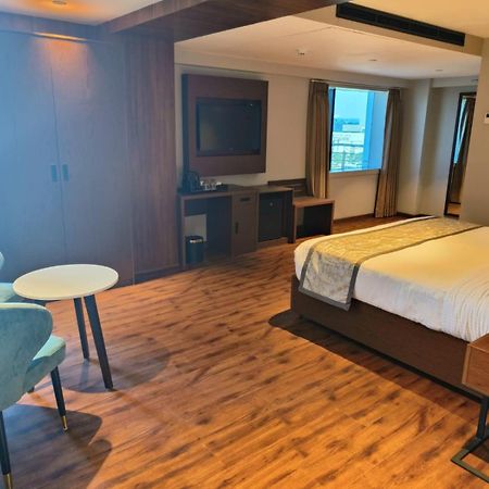 Hotel Ramee International Surate Extérieur photo