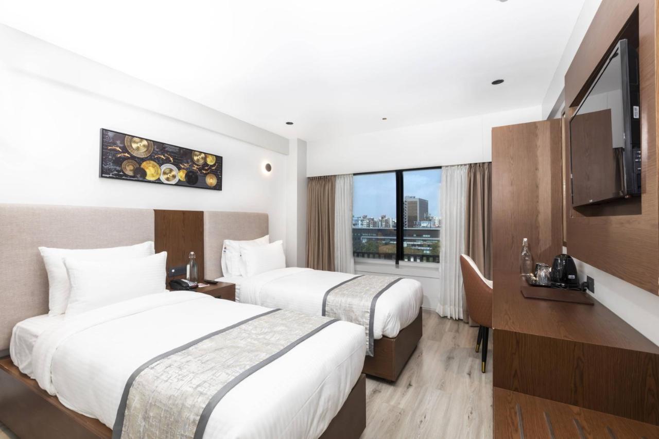 Hotel Ramee International Surate Extérieur photo