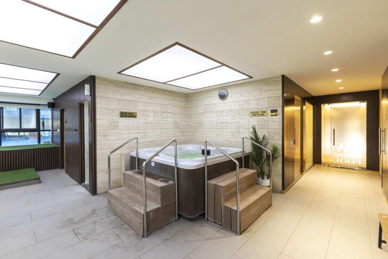 Hotel Ramee International Surate Extérieur photo