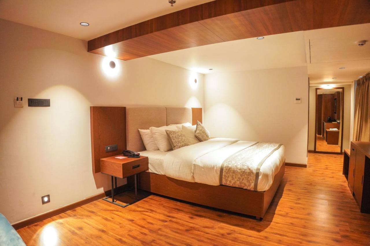 Hotel Ramee International Surate Extérieur photo