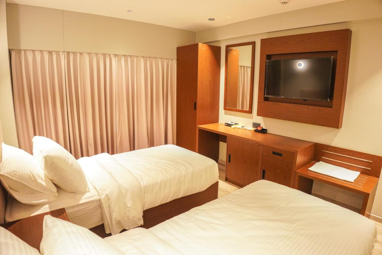 Hotel Ramee International Surate Extérieur photo