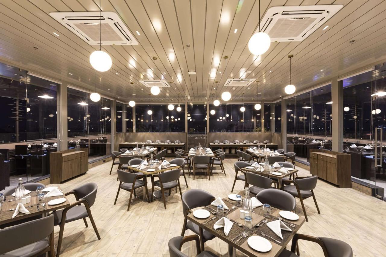 Hotel Ramee International Surate Extérieur photo