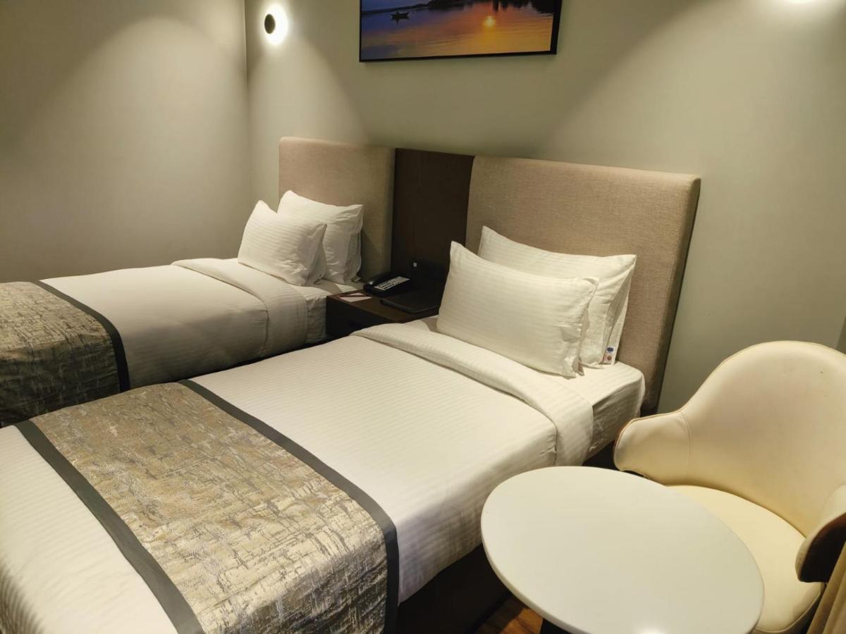 Hotel Ramee International Surate Extérieur photo
