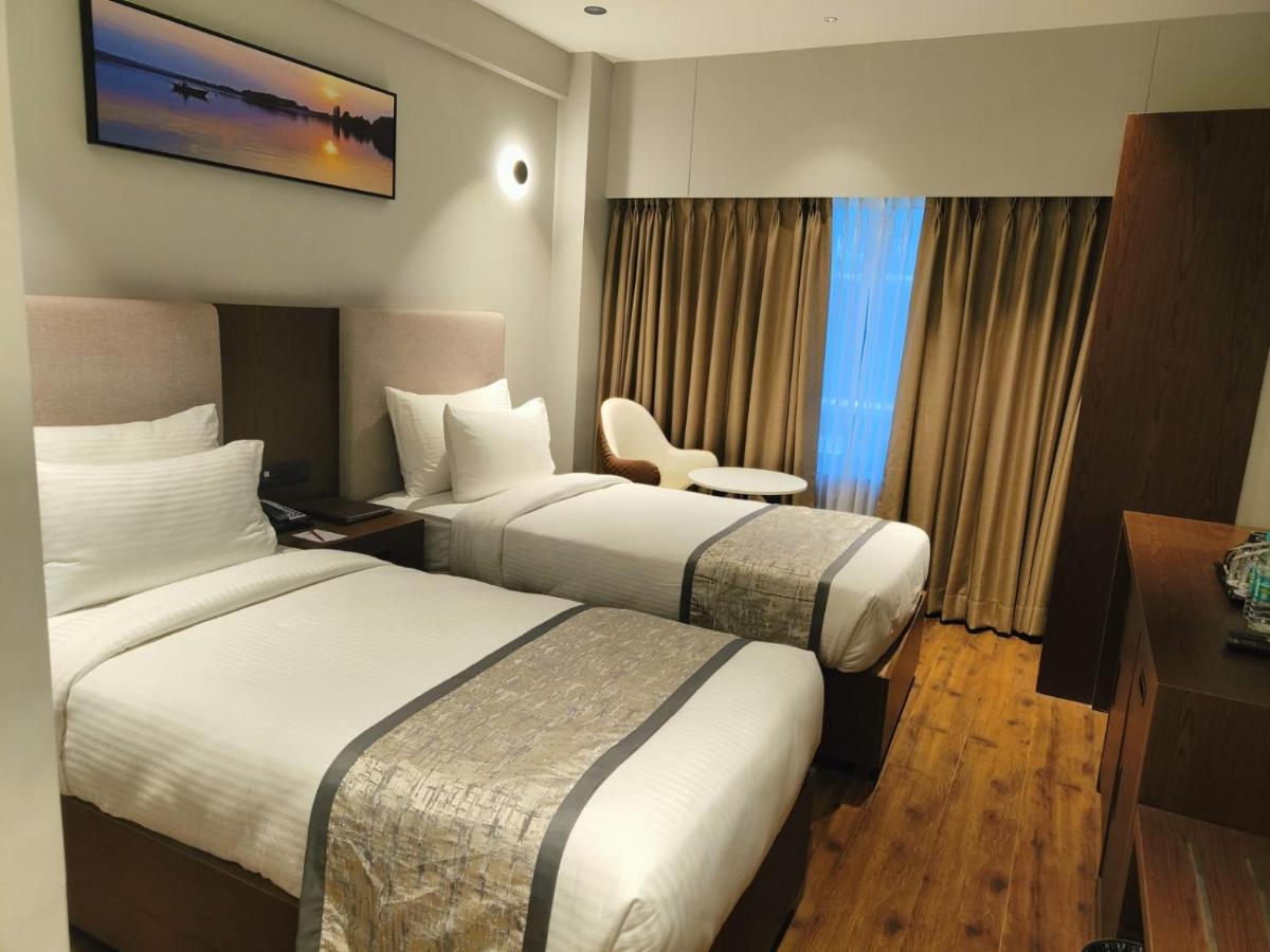 Hotel Ramee International Surate Extérieur photo
