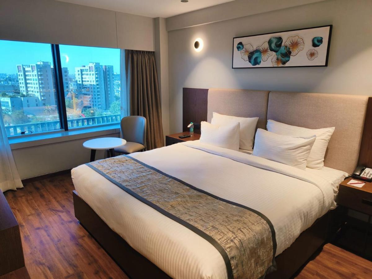 Hotel Ramee International Surate Extérieur photo