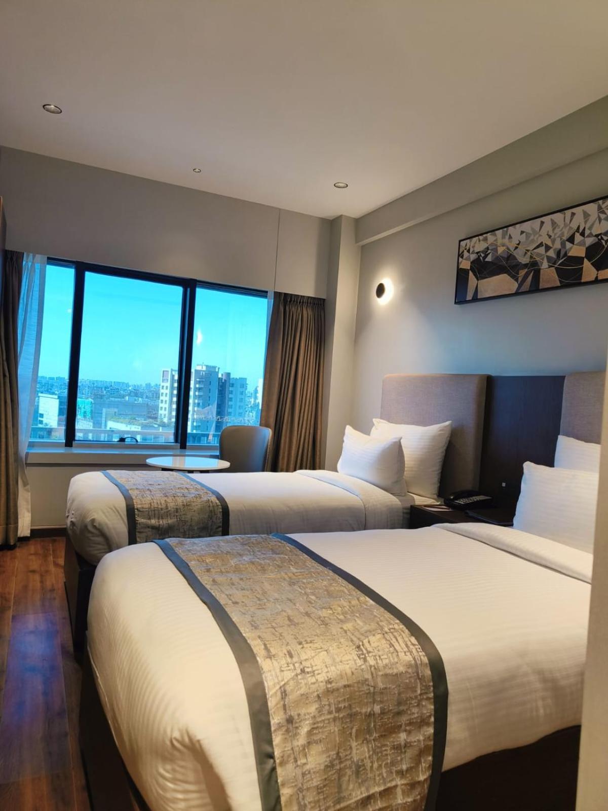 Hotel Ramee International Surate Extérieur photo