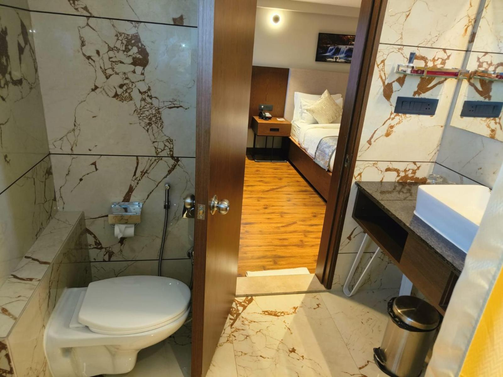 Hotel Ramee International Surate Extérieur photo